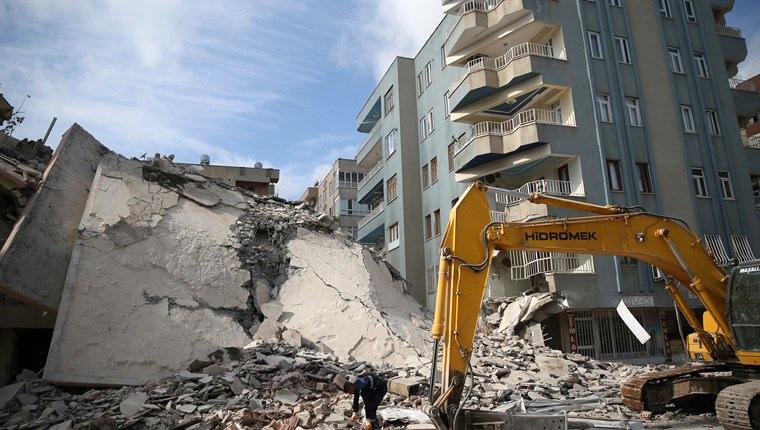 Şanlıurfa'da yıkım sırasında komşu binalar hasar gördü