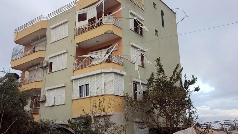 Antalya'da şiddetli fırtına, evlerde hasara neden oldu 