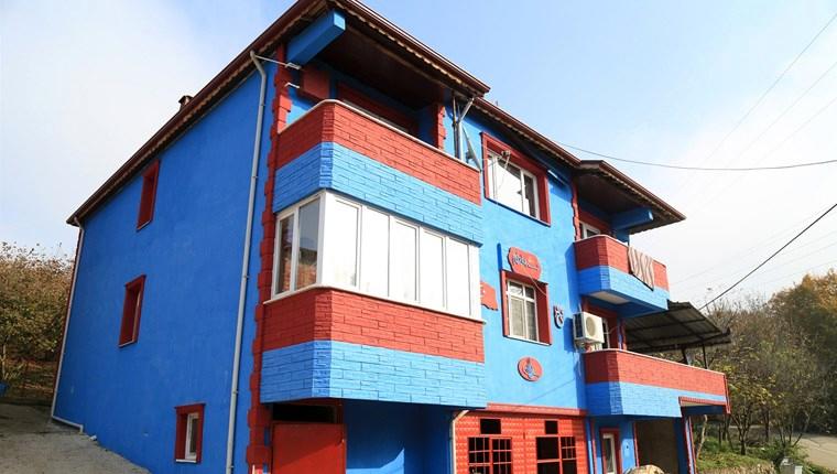Fanatik Trabzonsporlu evini bordo-maviye boyadı 