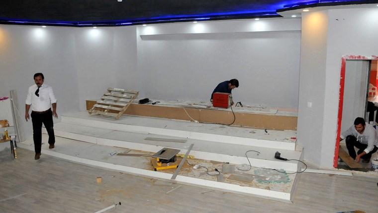 Sivas'ta 4 öğretmen öğrencileri için sinema salonu yapıyor