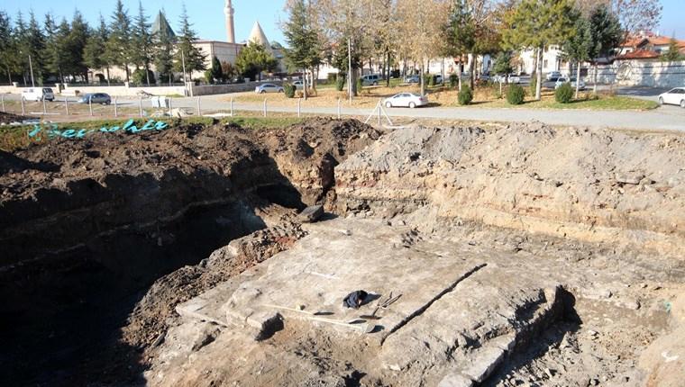 Konya'daki park kazısında tarihi sur kalıntıları ortaya çıktı