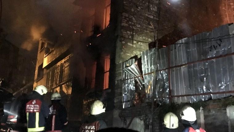 Fatih'te iki katlı ahşap binada yangın çıktı 