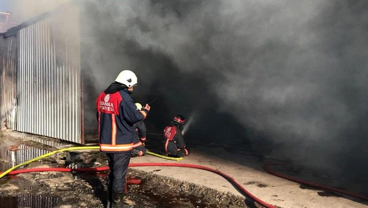 Arnavutköy'de koli fabrikasında yangın çıktı 