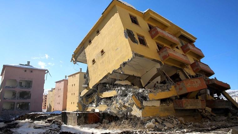 Bitlis'teki 326 adet afet konutunun yıkıma başlandı 