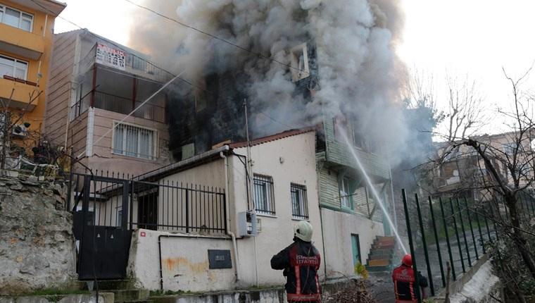 Üsküdar'da ahşap binada yangın çıktı 