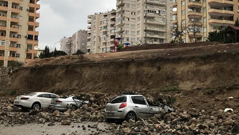 Adana'da bir sitenin istinat duvarı çöktü 