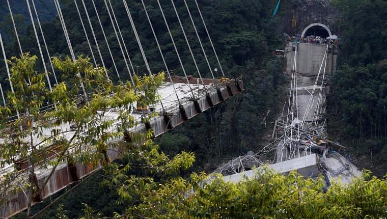 Kolombiya'da köprü inşaatı çöktü!