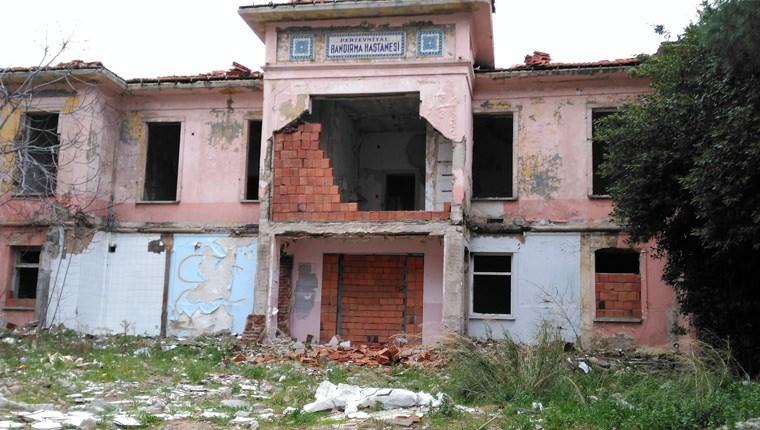 Tarihi Pertevniyal Hastanesi restore edilmeyi bekliyor