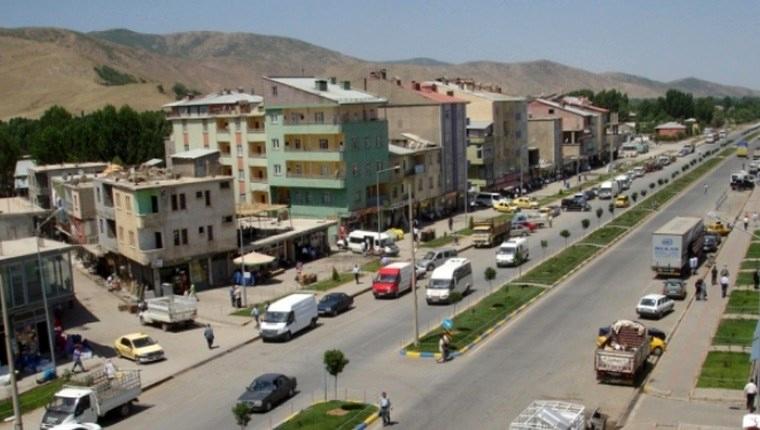 Bitlis'te ihtiyaç sahibi 10 kişilik aile evlerine kavuştu