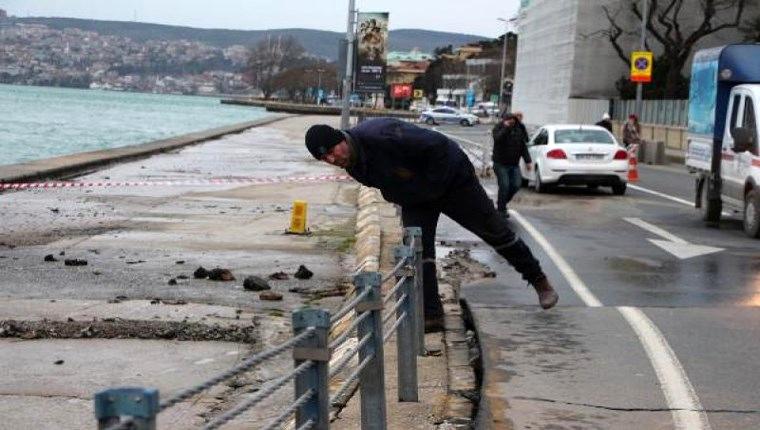 İstanbul'a sabah şoku! Tarabya sahilinde yol çöktü!