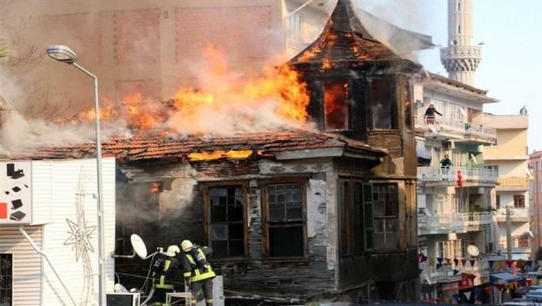 Denizli'de tarihi konakta yangın çıktı
