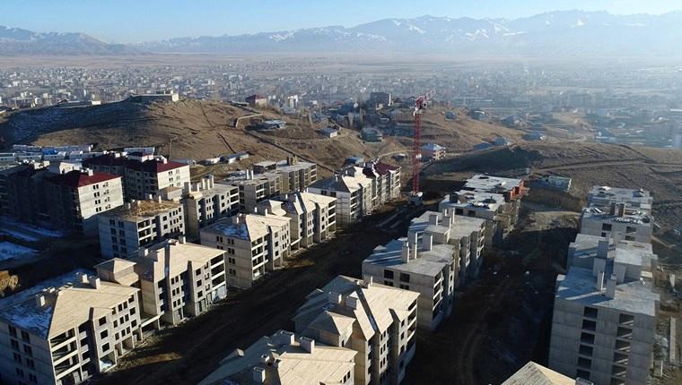 TOKİ Yüksekova konutlarının inşaatı sürüyor 