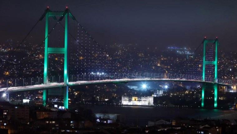 İstanbul'da köprüler Pakistan için ışıklandırıldı