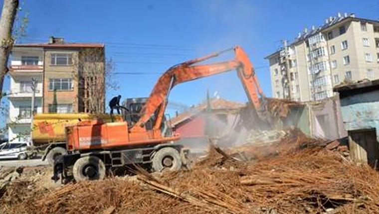 Ereğli'de kentsel dönüşüm alanındaki metruk binalar yıkılıyor