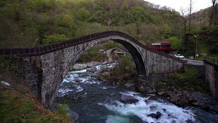 Tarihi Çifte Köprüler turistlerin ilgisini çekiyor