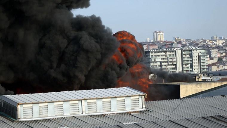 İstanbul Davutpaşa'da kumaş ve iplik fabrikasında yangın!