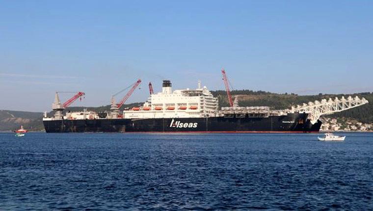 Dünyanın en büyük inşaat gemisi İstanbul Boğazı'ndan geçiyor