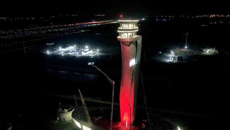 3. Havalimanı'nda kule Türk Bayrağı renklerine büründü