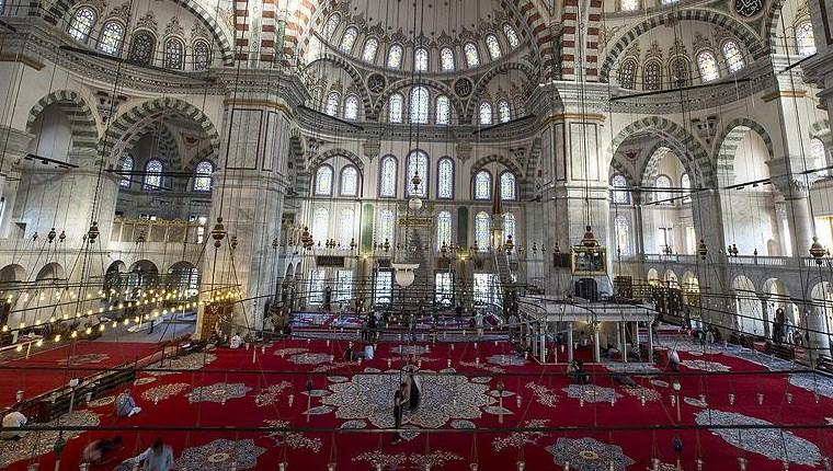 Fatih Camisi tarihi halılarına yeniden kavuşuyor