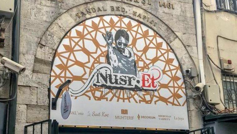 Nusr-et’in Kapalıçarşı'nın kapısına astığı tabela tepki çekti 