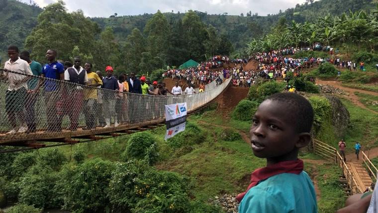 Türk mühendis liderliğindeki ekipten Uganda'ya imece usulü köprü!