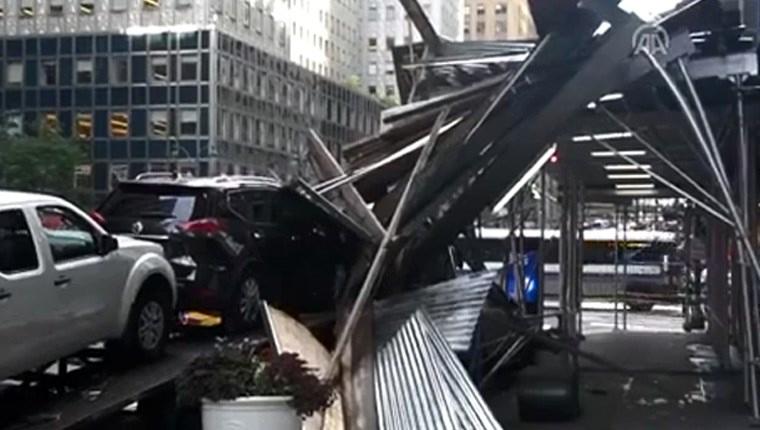 New York'ta yapı iskelesi çöktü 