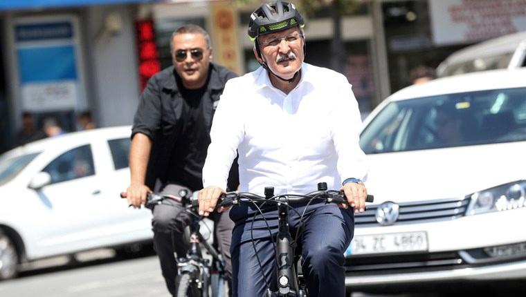 Belediye başkanından şehir içi trafiğe bisikletli çözüm!