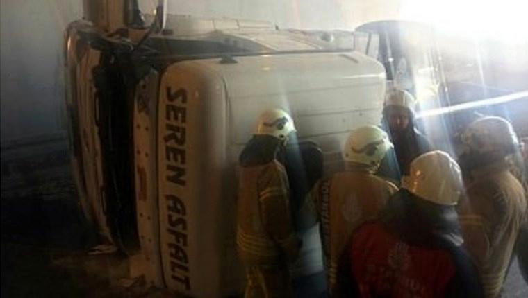 İstanbul'da hafriyat kamyonu devrildi