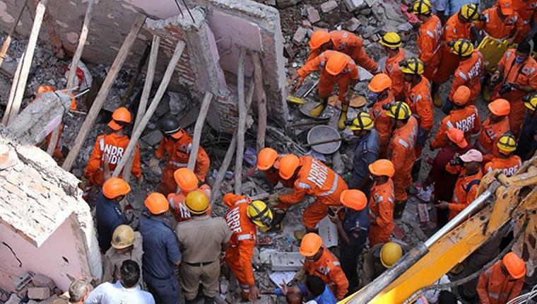 Hindistan'da bina çöktü: 7 ölü 