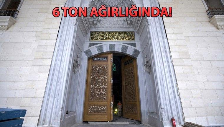 Çamlıca Camisi'nin ana kapısı yerine takıldı
