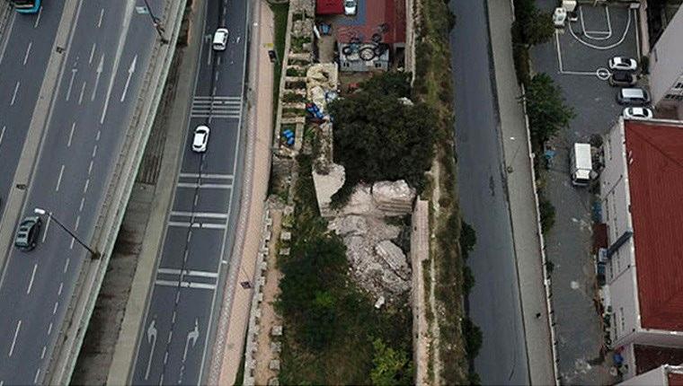 İstanbul'da tarihi sur çöktü