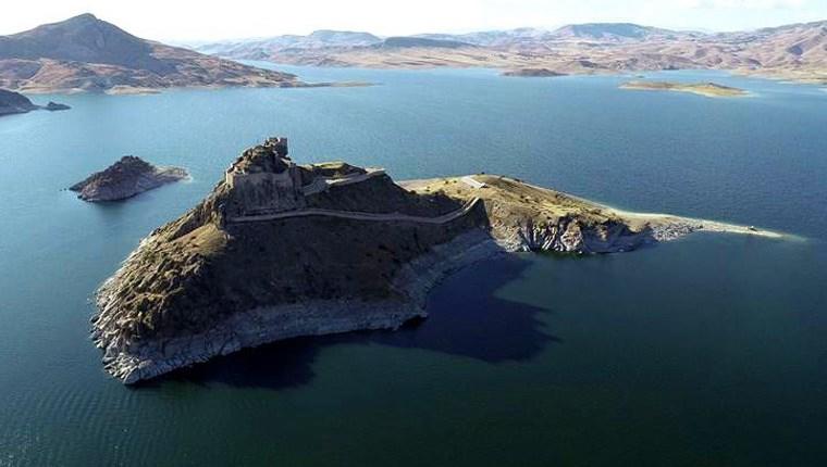 Tunceli'de ada görünümlü Pertek Kalesi göz kamaştırıyor