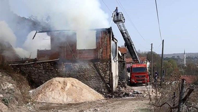 Karabük'teki yangında 2 evde büyük hasar!
