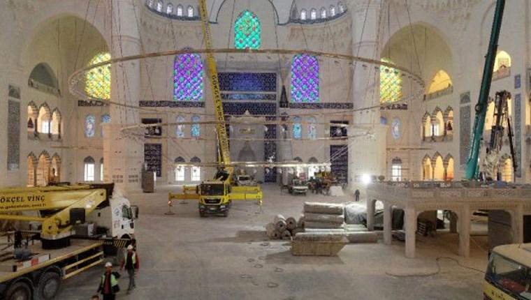 Çamlıca Camii’nin devasa avizesi yerleştirildi