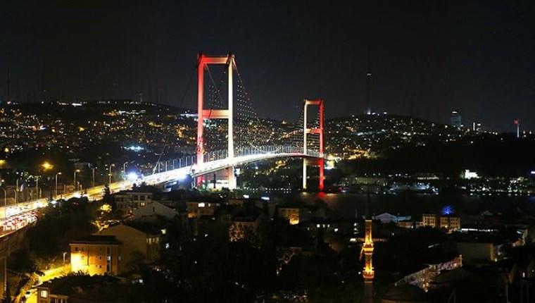 15 Temmuz Şehitler Köprüsü renklendi 