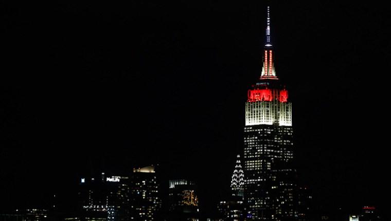 Empire State binası, kırmızı-beyaz renklerle aydınlatıldı