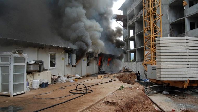 Çanakkale'de prefabrik bina yangını