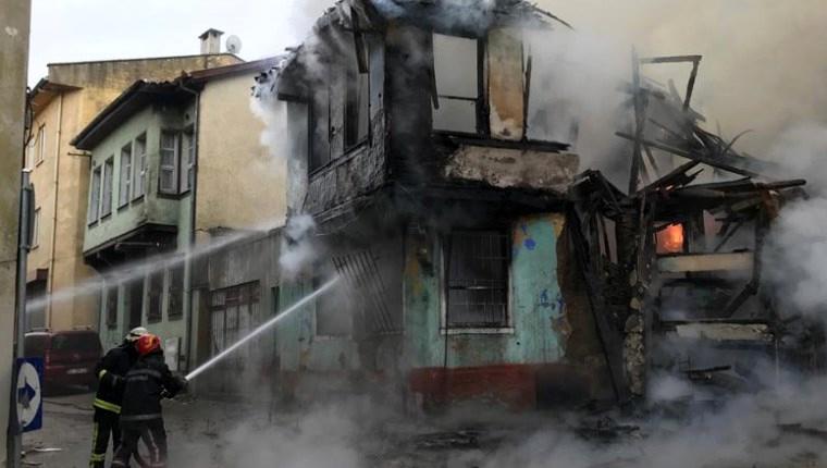 Bursa'da tarihi Kayhan Çarşısı'ndaki binada yangın!