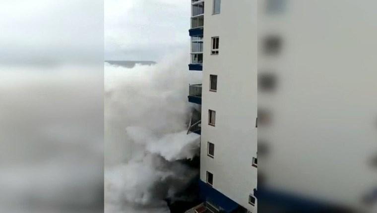 İspanya'da dev dalgalar balkonları yıkıp geçti!