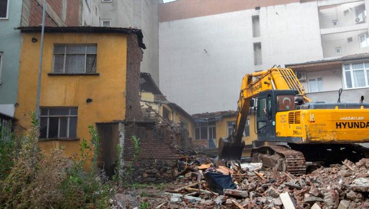 Bursa'da metruk halde bulunan yapılar yıkılıyor