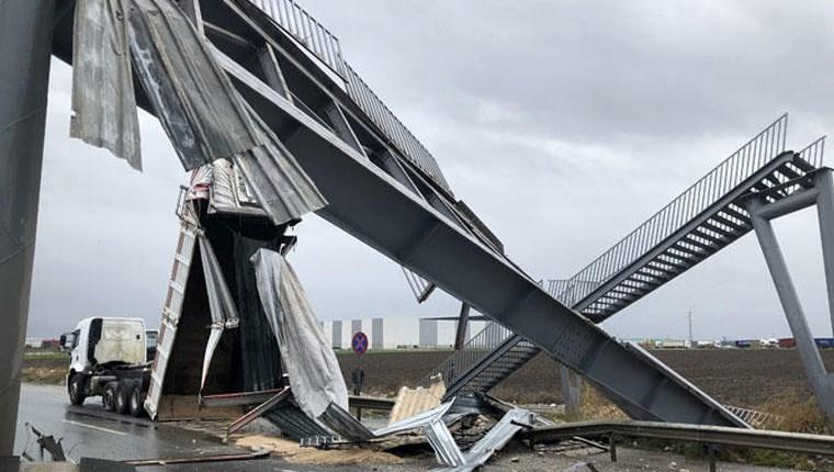 Üst geçit yıkıldı, Edirne-İstanbul yolu trafiğe kapandı