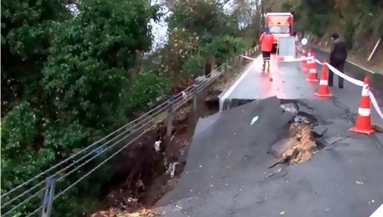 Sarıyer'de yoğun yağış sonrası yol çöktü