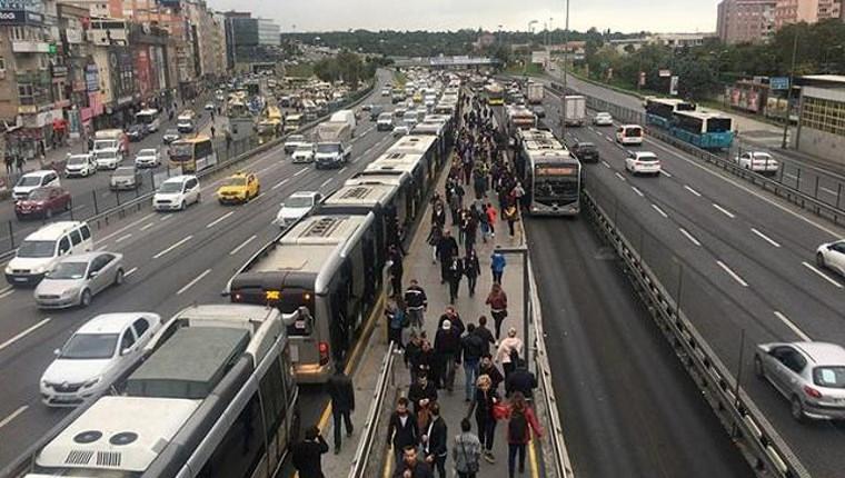 Metrobüs arızalandı, kuyruk Yenibosna'ya kadar uzandı