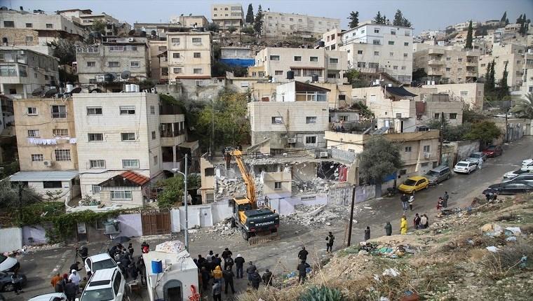 İsrail Filistinli'nin evlerini kendi elleriyle yıktırdı!