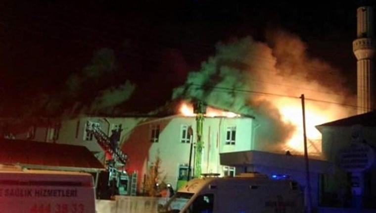 Karaman'da Sarıveliler Devlet Hastanesi çatısında yangın