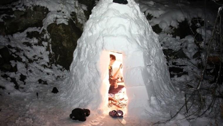 Erzurum'da iki lise öğrencisi 3 metrekare kar evi yaptı 