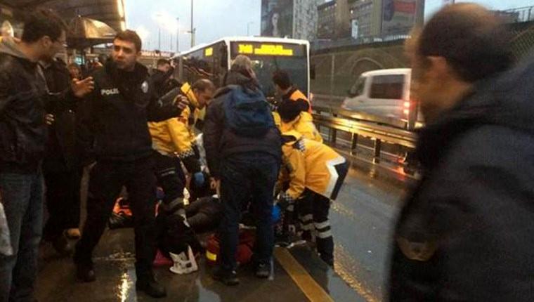 Metrobüs durağında kaza