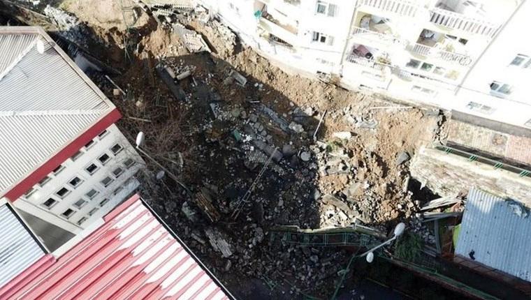 Eyüpsultan Devlet Hastanesi'nin istinat duvarı çöktü
