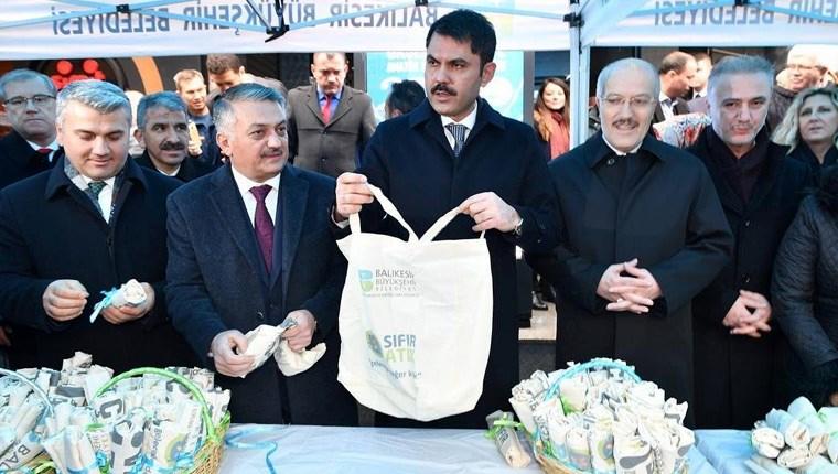 Bakan Murat Kurum, Balıkesir'de bez torba dağıttı