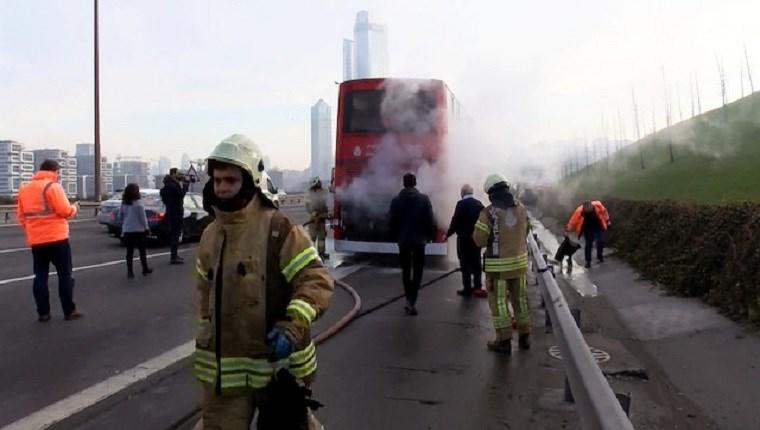 TEM'de çift katlı yolcu otobüsü seyir halindeyken yandı!